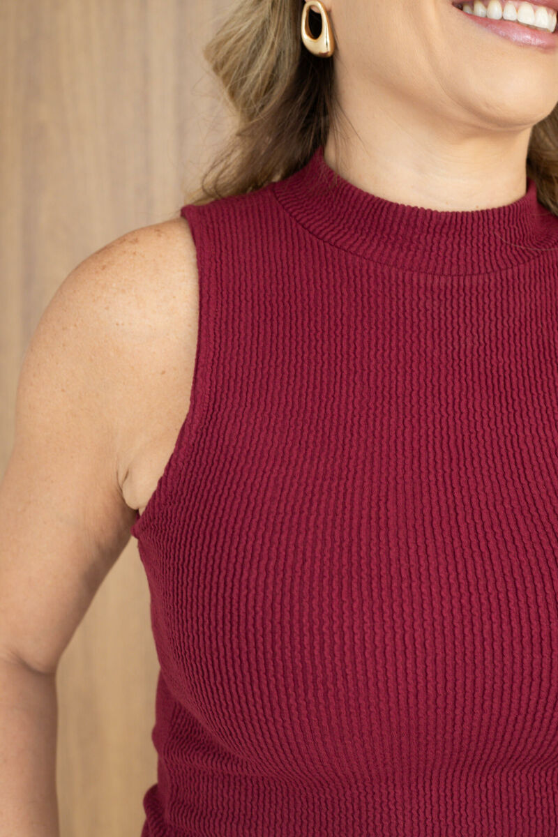 Imagem de Regata Maya Wavy - Marsala - Minimalismo com Textura e Gola Alta Sofisticada